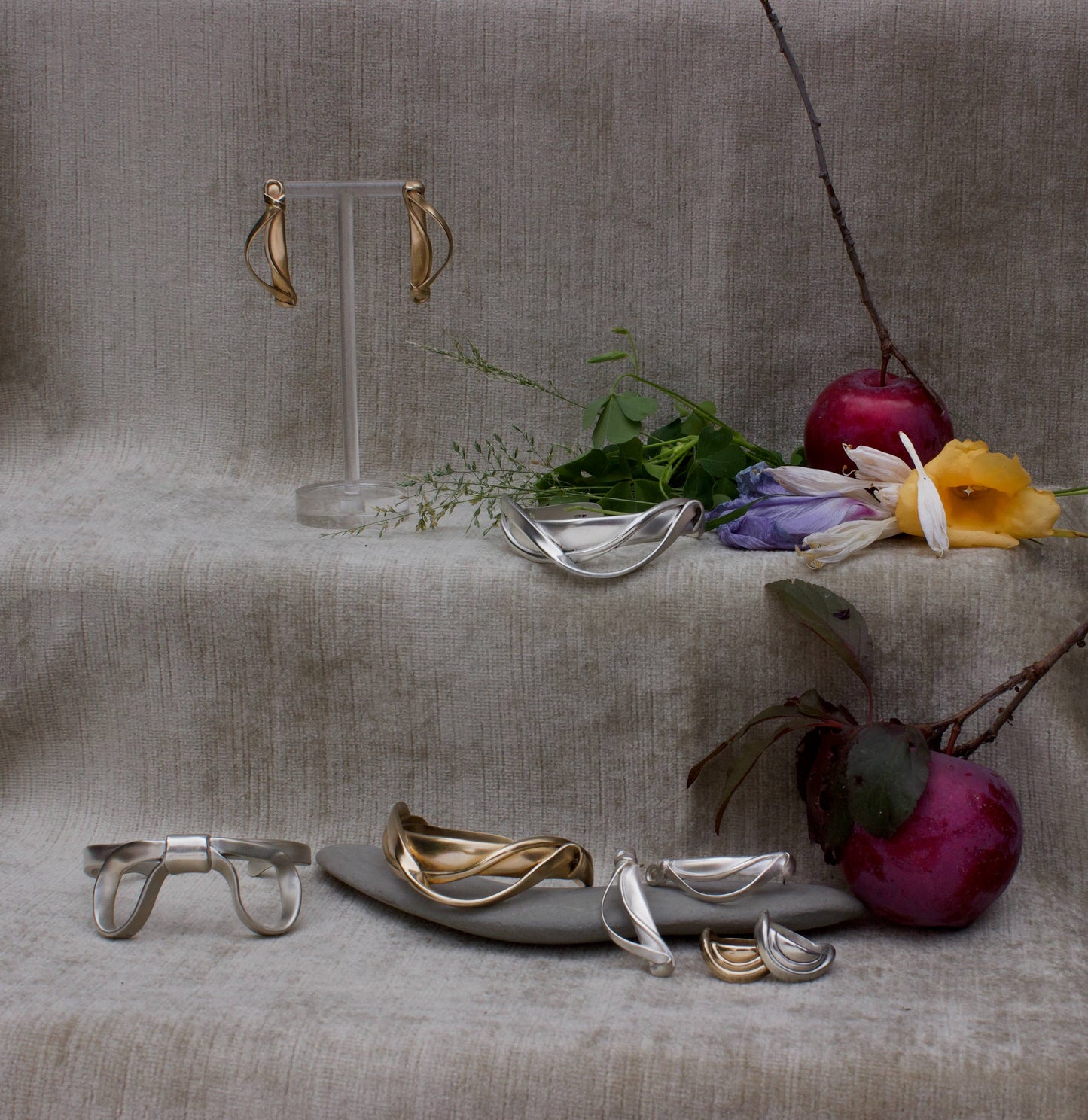 L.Greenwalt Jewelry - Draped Ribbon Earrings
: Yellow bronze